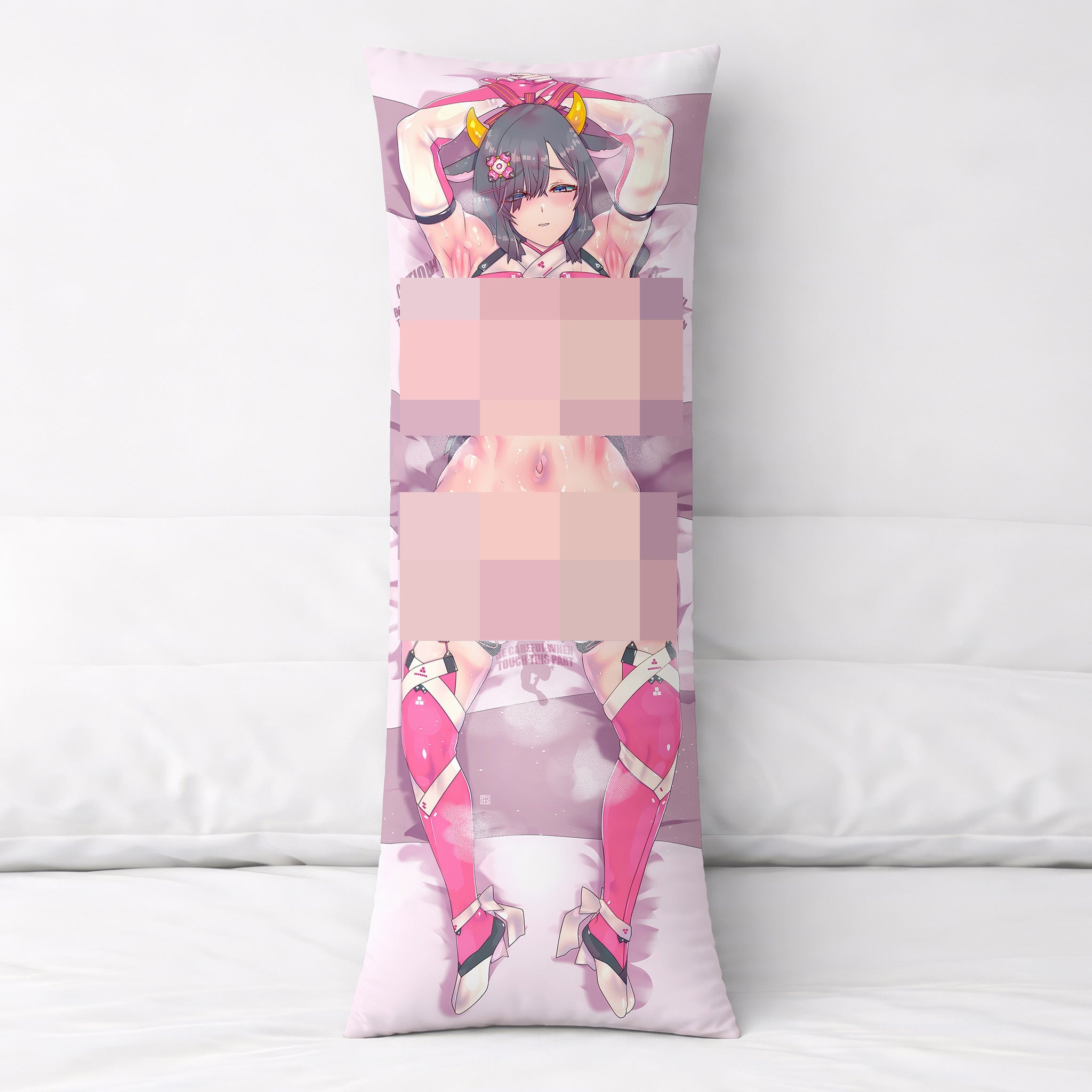 Schwarzhaarige Kuh-Schreinmädchen – AnimePillow Fan-Art Edition